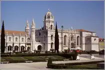 Die Kirche Santa Maria des Hieronymusklosters (Mosteiro dos Jer�nimos) im Lissaboner Stadtteil Bel�m. Das in den Jahren 1501 bis 1601 errichtete Kloster geh�rt seit 1983 zum UNESCO - Welterbe.
Scan eines Dias vom April 1995.