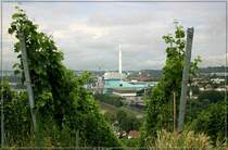 Stadt und Landschaft sind in Stuttgart eng miteinander verwoben, so dass es machmal gar nicht leicht f�llt zu entscheiden, ob St�dte-fotos oder Landschaftsbilder hier die richtig Seite ist. Da hier der gewaltige Kraftwerksbau in Stuttgart M�nster im Bildmittelpunkt ist, habe ich die St�dte-fotos gew�hlt. Das Kraftwerk M�nster ist in der Hauptsache eigentlich eine M�llverbrennungsanlage, kann aber zus�tzlich auch als Kohlekraftwerk genutzt werden. 21.6.2007 (Matthias)