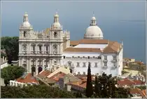 Lissabon. Das Kloster Sao Vicente de Fora vom Castelo de Sao Jorge aus gesehen. Im Hintergrund wird das Kloster von der Kuppel des Pante�o Nacional (Igreja de Santa Engr�cia) �berragt.
Scan eines Dias vom April 1995.