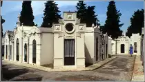 Lissabon. Der Cemit�rio dos Prazeres (Friefhof der Freuden) liegt im Westen der Stadt. Ganze Stra�enz�ge sind von hausartigen Grabst�tten ges�umt. 
Scan eines Dias vom April 1995.

