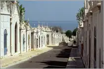 Lissabon. Der Cemit�rio do Alto de Sao Joao liegt im Osten der Stadt. Ganze Stra�enz�ge sind von hausartigen Grabst�tten ges�umt.
Scan eines Dias vom April 1995.