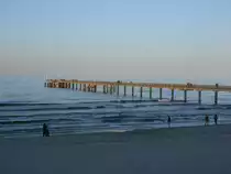 Auch am Abend,vom 06.April 2013,spazierten noch Leute am Strand und auf der Seebr�cke in Binz.