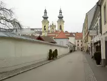 Linz, Bischofsgasse mit T�rmen der Ursulinenkirche (07.04.2013)