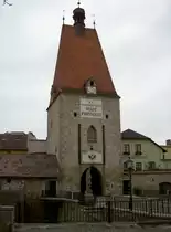 Freistadt, historisches Linzer Tor mit steilem Keildach (06.04.2013)