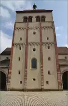 Reichenau, querstehender Westturm des M�nsters <U>St. Maria und Markus</U>. Diesen Teil der Kirche lie� Abt Berno errichten, daher ist er  j�ngeren Datums  und wurde im April 1048 geweiht. Aufnahme im April 2013.

In dieser Zeit war alles mit Symbolen versehen, daher liegt man sicher nicht falsch, wenn man hier das Abendmahl symbolisch dargestellt sieht, zw�lf J�nger um Christus und den Tisch.