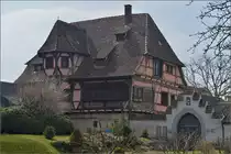 <U>Reichenau</U>, gegen�ber dem M�nster gibt es ebenso altert�mliche Architektur, die einen fast ins Mittelalter versetzt. Gesehen im April 2013.