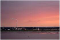 Vor dem im Abendrot des 01.07.2007 um 22 Uhr gl�henden Himmel verliert die Industrieanlage in Nordenham ihre sonst eher triste Wirkung.