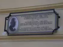 Gedenktafel am Geburtshaus von Theodor Kaluza, einem Wegbereiter Albert Einsteins im Winter 2011 in Oppeln (Opole)