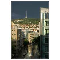 Stuttgart im Abendlicht nach einem Regenschauer. Blick vom Roteb�hlzentrum auf die Fritz-Elsas-Stra�e und hinauf zum Fernmeldeturm auf dem Frauenkopf. 2.7.2007 (Matthias)