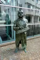 Biberach, Bronzestatue des Malers Johann Baptist Pflug (1785-1866), ein ber�hmter Sohn der Stadt, steht seit 1995 vor dem Stadtmuseum, Aug.2012