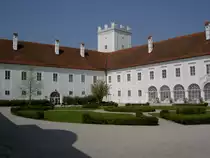 Enns, Schloss Ennsegg, Arkadentrakt, erbaut im 16. - 17. Jahrhundert (21.04.2013)