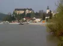 Grein an der Donau, Aussicht auf Schloss Greinburg und die St. �gidius Kirche (21.04.2013)