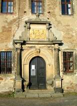 Das Portal des Schlosses in Frauenstein heute als Silbermannmuseum bekannt, 18.02.07. Gottfried Silbermann lebte von 1685-1702 in Frauenstein. Bis 1749 entstanden in sener Werkstatt in Freiber 44 Orgeln die ua in Stra�burg erhalten sind.
Link: http://www.frauenstein-erzgebirge.de/silbermann/frame.html