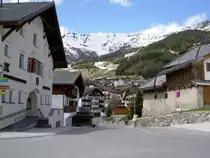 Fiss, H�user an der oberen Dorfstra�e mit Blick auf die Samnaungebirgsgruppe (28.04.2013)