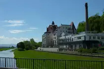 Riegel am Kaiserstuhl, die ehemalige Brauerei, seit 2008 umgebaut zu einer gehobenen Wohnanlage und der Kunsthalle Messmer, Mai 2012