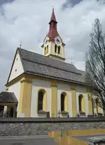 Igls, Pfarrkirche St. �gidius, erbaut im 15. Jahrhundert, um 1700 barockisiert, 
sp�tgotischer Turm mit Haube von 1883 (01.05.2013)