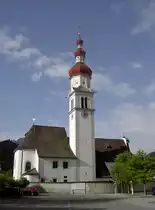Kematen, Pfarrkirche St. Viktor, sp�tgotischer Bau aus dem 14. Jahrhundert, barocker Turm mit dreifacher Haube (01.05.2013)