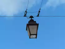 Elektrische Stra�enlaterne, h�ngend zwischen zwei Hausw�nden, irgendwo in T�bingen. April 2013