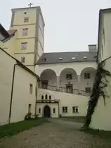 Alberndorf, Schloss Riedegg, �lteste Teile von 1150, Umbau zum Schloss im 17. Jahrhundert, heute Bildungshaus der Missionare von Mariannhill (04.05.2013)