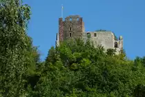 Waldkirch, die Ruine der 1260-70 erbauten Kastelburg, hoch �ber der Stadt, Juli 2012