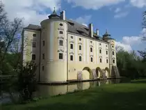 Fischlham, Wasserschloss Bernau, erbaut im 16. Jahrhundert, 1730 Umbau im Barockstil (05.05.2013)