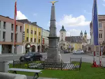 Lambach, Marktplatz mit Portalgeb�ude des Stifts (05.05.2013)