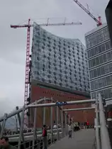 Die Hamburger Elbphilharmonie am 12.05.13 vom F�hranleger aus gesehen.