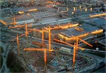 Da leuchten die Baukr�ne und Kamine: Sonnenuntergang in M�nchen am 4.1.2005. Hier entsteht die neue BMW-Welt, dahinter das BMW-Werk. (Jonas)