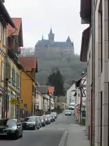 Blick aus der Fu�g�ngerzone �ber eine Nebenstra�e auf das Schloss von Wernigerode am 1. Mai 2013