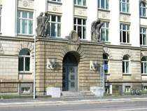 Das Eingangsportal des Polizeipr�sidiums Chemnitz. Die Figuren stammen noch aus der �hra von Richard Hartmann, 09.07.07