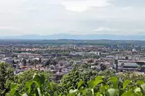 18.05.2013 �ber den D�chern von Freiburg. Blick vom Schlo�berg. Im Hintergrund sieht man den Kaiserstuhl.