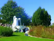 Frankreich, Lothringen, Erinnerung an die Fayencemanufaktur in einem Kreisverkehr s�dlich von Sarreguemines an der Voie Verte des Canal de la Sarre und am Ausgangspunkt der Voie Verte Folpersviller - Bliesbruck (Teil des Glan-Blies-Radweges auf der ex KBS 280e von Blieskastel-Reinheim und Bliesbruck-Sarreguemines in Frankreich). 30.09.2012