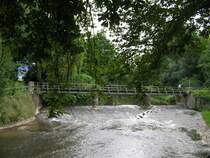 Die h�lzerne Fu�g�ngerbr�cke verbindet den Kornmarkt mit einer Parkanlage, Chemnitz 09.07.07
