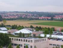 Erfurt-Nord, im Vordergrund der Th�ringen Park und im Hintergrund der Tower des Erfurter Flughafens  Airfurt ; 09.07.2007