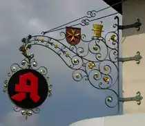 Heitersheim, sch�nes Apothekenschild, Mai 2013