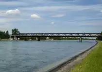 Neuenburg am Rhein, die Stra�en-und Eisenbahnbr�cke �ber den Rheinseitenkanal befindet sich auf Els��er Gebiet, Mai 2013