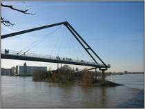 Eine Fu�g�ngerbr�cke im D�sseldorfer Medienhafen, aufgenommen am 11.03.2007.