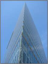 Eine der scharfen Kanten des D�sseldorfer  Stadttors , aufgenommen am 10.09.2006.