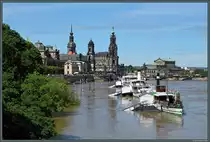 Am 5.6.2013 hat der Scheitelpunkt des Hochwassers Dresden fast erreicht. Das Terassenufer ist meterhoch �berflutet und die Augustusbr�cke ragt nur knapp aus dem Wasser. Gl�cklicherweise zeigen die Hochwasserschutzma�nahmen Wirkung und die Altstadt wird im Gegensatz zu 2002 nicht �berflutet. (Blick von der Carolabr�cke Richtung Altstadt)