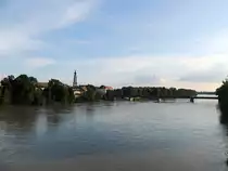 Innbr�cke mit Blick auf die Pfarrkirche St.Stephan in Braunau; 130607