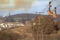 Luxemburg, bei Rodange, das Eisenerz verl�sst per Seilbahn den  Doihl  in Richtung H�tte Rodange. Scan eines Dias aus dem Jahr 1975.