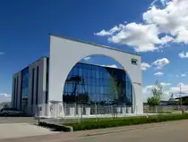 Schwanau, der Bogen vor dem Firmensitz symbolisiert die Tunnelgr��e, die die hier gebauten Bohrmaschinen erzeugen, Mai 2013