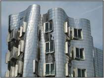 Das Gehry-Geb�ude mit der Spiegelfassade in einem Detailausschnitt. Auch hier kann man gut die hervorspringenden Fenster erkennen. (08.07.2007) 