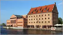 Gdansk. Auf der Insel Olowianka wurde die Philharmonie errichtet. Das alte Speicherhaus rechts daneben wurde zum Hotel umgebaut. 14.05.2013