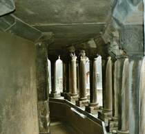 Die Porta Nigra ist das n�rdliche Stadttor der R�merstadt. Verwitterund, Ru� und Staub lie�en die die Steine im Laufe der Jahrhunderte schwarz werden und gaben dem Bauwerk die Bezeichnung  Porta Nigra  (Schwarzes Tor).
Hier der S�ulengang