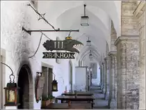 Tallinn. Wirtshausschild in den Rathaus-Arkaden. 16.05.2013