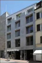 . Haus H27D - 

Wohn- und Gesch�ftshaus in der Innenstadt von Konstanz. Architekten: Kraus Sch�nberg (Konstanz), Fertigstellung: 2010. Trotz der Sichtbetonfassade passt das Geb�ude in die Stra�e, da die Traufh�he aufgenommen wurde und eine Lochfassade gew�hlt wurde. Auch mit Sichtbeton kann sch�n gebaut werden. 

17.06.2013 (Matthias)