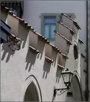 . Sch�nes Schattenspiel - Kleine Ziegelabdeckungen auf den Zinnen einer Mauer an der Hussenstra�e. Konstanz, 17.06.2013 (Matthias)