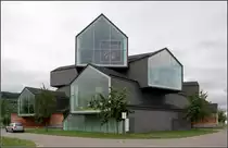 . H�userhaufen - Vitrahaus in Weil am Rhein von Herzog & de Meuron. In alle Richtungen blicken die verglasten Giebelseiten. 20.06.2013 (Matthias)