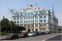 St. Petersburg. Die Kadettenschule auf der Petrograder Seite. Ihr gegen�ber ist der Kreuzer AURORA verankert. 18.05.2013